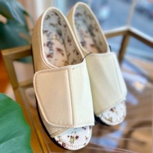 NWT Silverts - Cream & Black w/ Floral Interior Pattern & Velcro Closure - 9